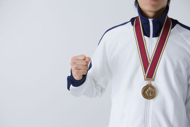 sportif porte une médaille