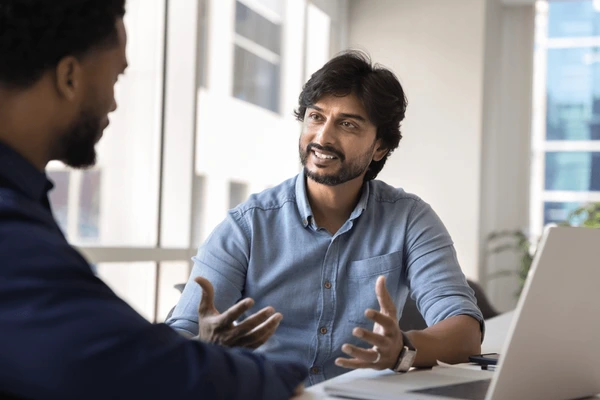 indian-businessman-leads-formal-conversation-600nw-2619939825 Convaincre et persuader